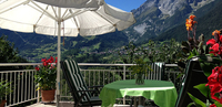 Die Sonnenterasse im Gästehaus Schmiderer in Perfuchsberg in Landeck. Genießen Sie die herrliche Aussicht auf die umliegenden Berge von der Sonnenterasse aus.