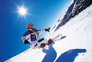 Snowboard auf Pulverschneehänger in den besten Regionen Tirol.