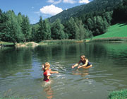 Schwimmen und Freizeit in den Badeseen rund um Landeck. Weiher Trams, Rieder Badesee.