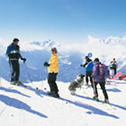 Sonnenskilauf in den bekanntesten Regionen in Tirol.